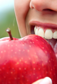 Denti sani e alimentazione: i cibi che fanno bene al sorriso